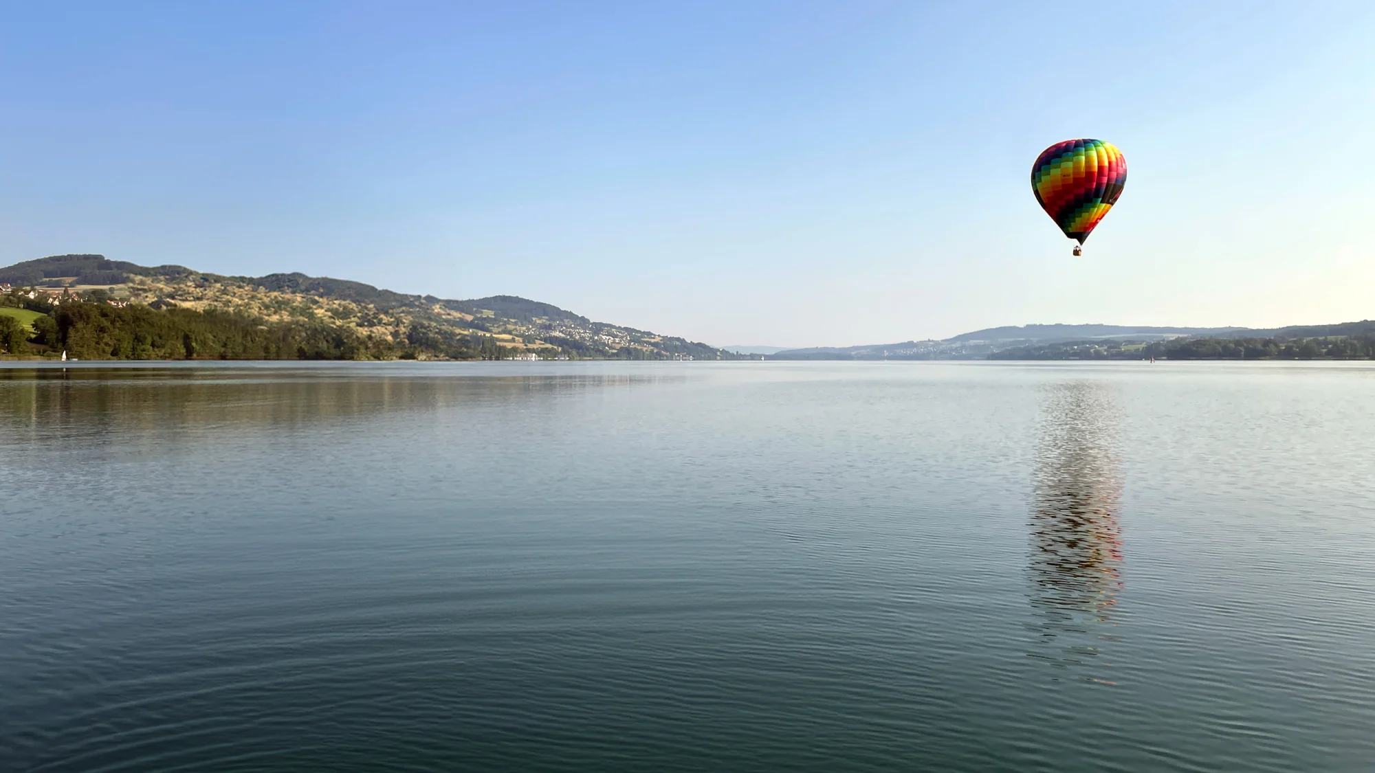 Heissluftballon über dem Hallwilersee